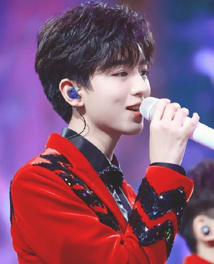 王俊凯怎么打哈欠的,王俊凯忍住打哈欠