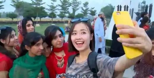 中国游客去巴基斯坦旅游，买水时被老板拉住不让走，真相让人感动