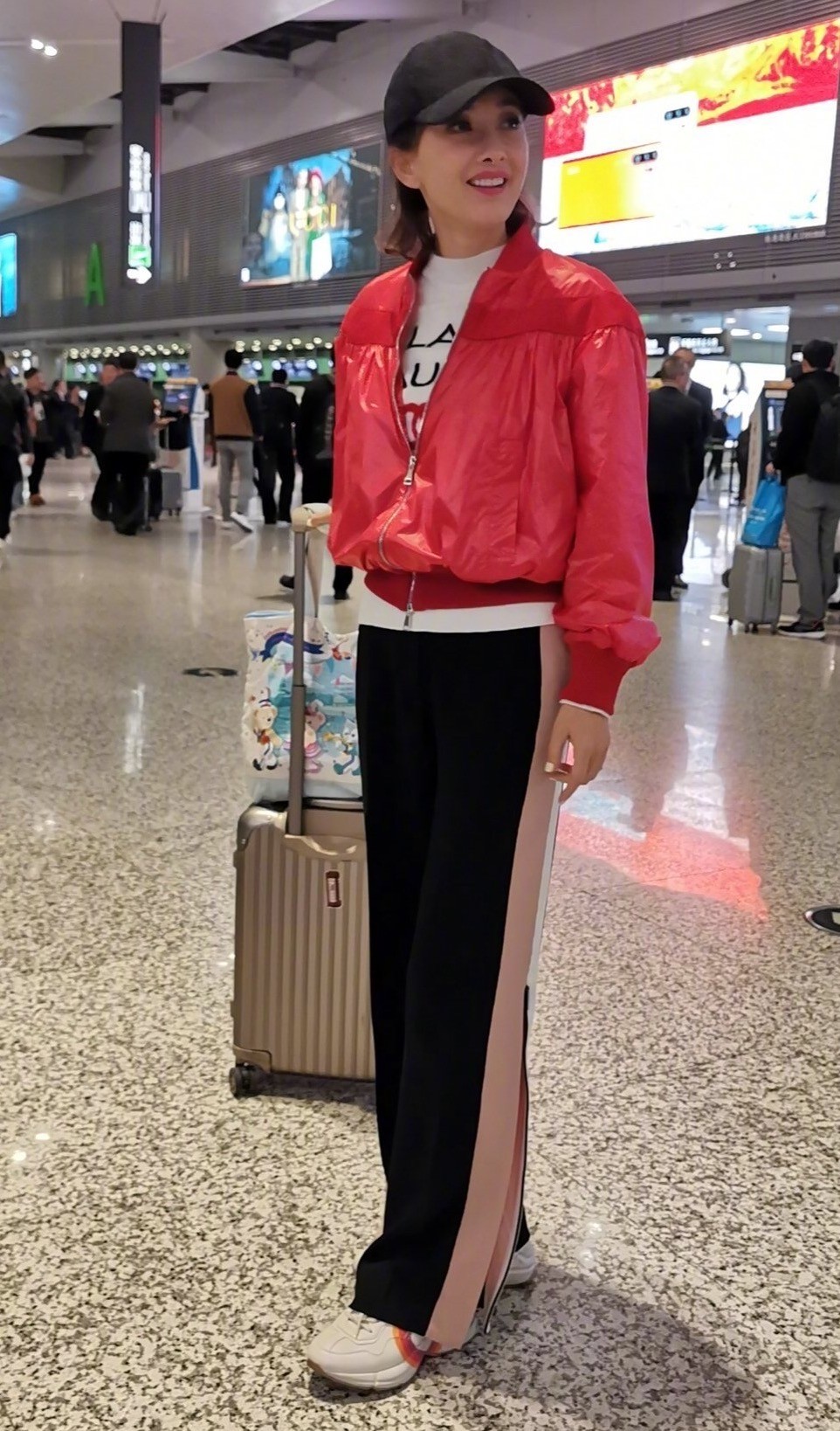 45岁牛莉出席活动大秀好身材,45岁牛莉素颜出行