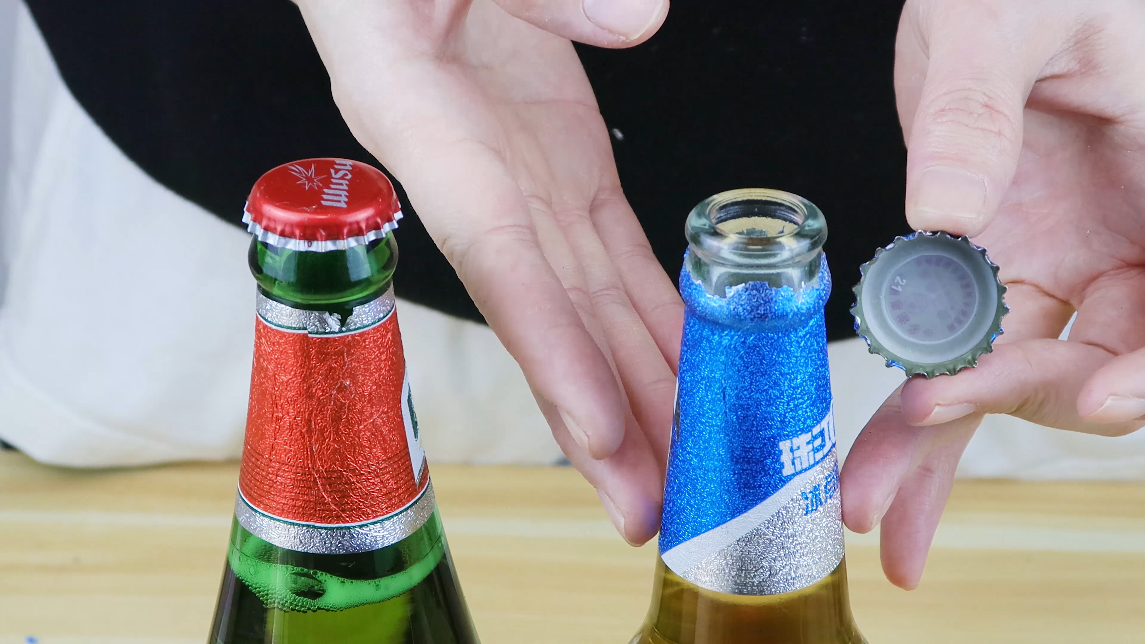 才发现，原来啤酒瓶盖里藏有“小机关”，掌握之后小女生也能拧开
