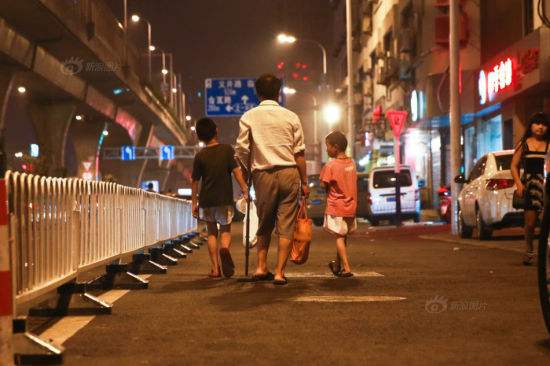 点一份“中薯”的父子三人