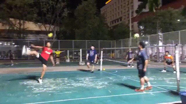 4个大男人拼命去拱猪屁股，这是在干啥？猪：吃不消了一个一个上