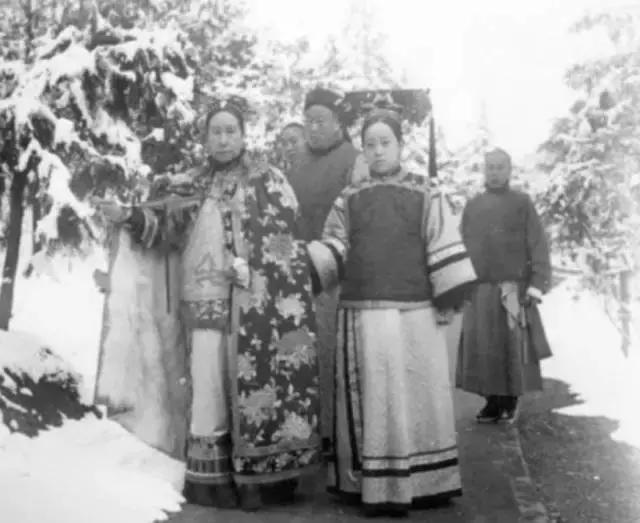 霍金站起来的照片,霍金站着