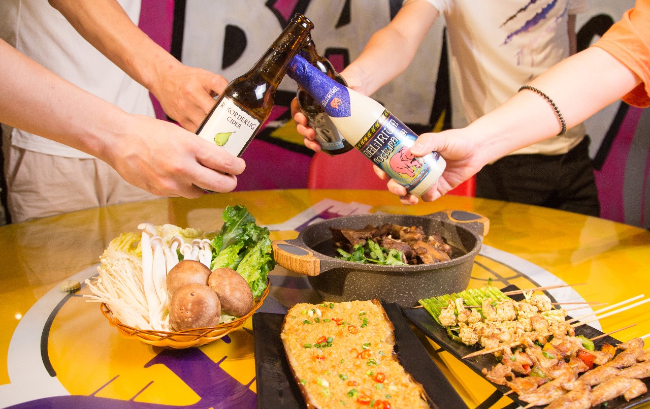 这家球迷必打卡胜地赢了！用牛蝎子锅+撸串，解锁夏日夜晚方式