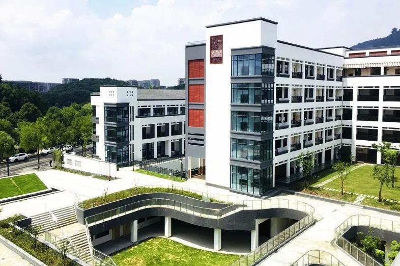 1年费用10万！这所名校背景的火爆学校，我劝你谨慎选择