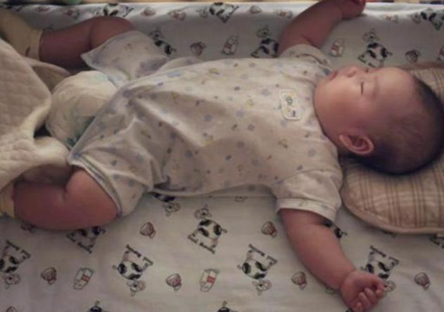 宝宝头歪警惕睡姿不对,宝宝脑袋有点偏右歪怎么办