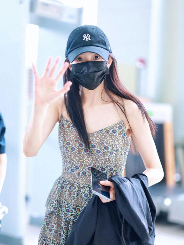 刘浩存同款格子裙 (刘浩存黑色西装灰色百褶裙)