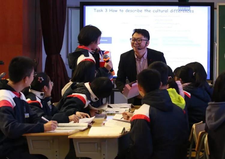 巴陵郡三湘四水英才聚，香樟园高谈阔论红烛燃