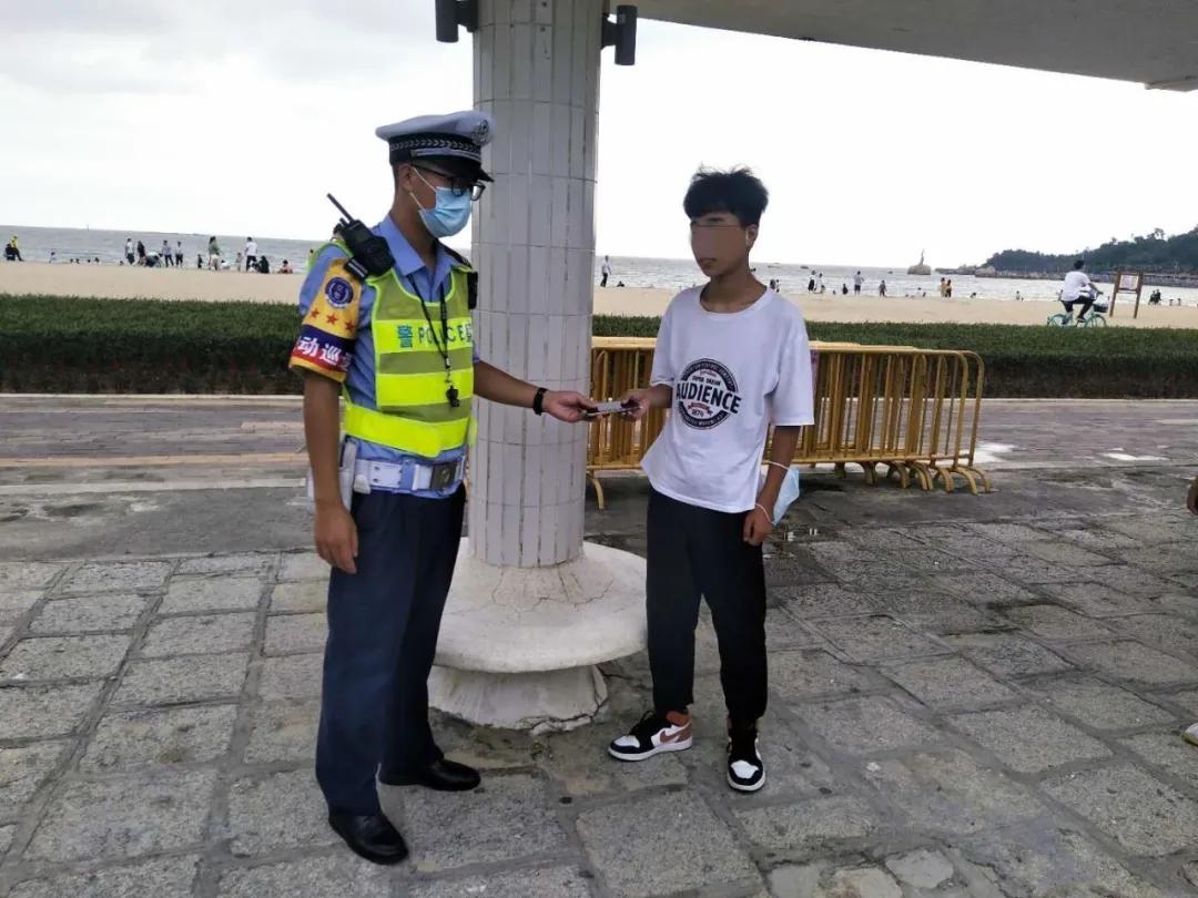 广州男子国庆穿“人字拖”来珠海沙滩游玩，一脚踩上钉子血流不止！家人急坏！