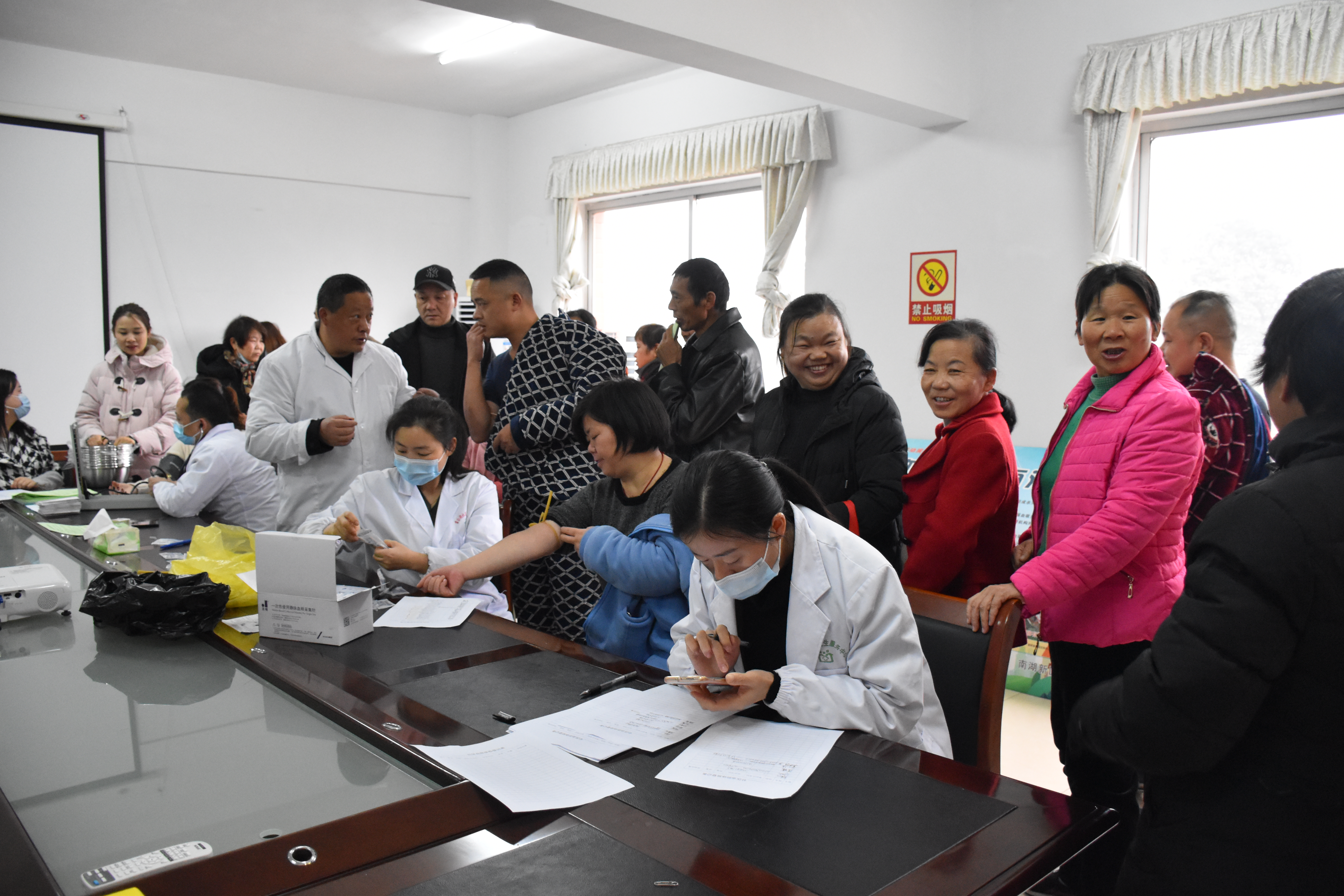 岳阳黄沙湾居民好惬意！血吸虫病免费检查送到家门口