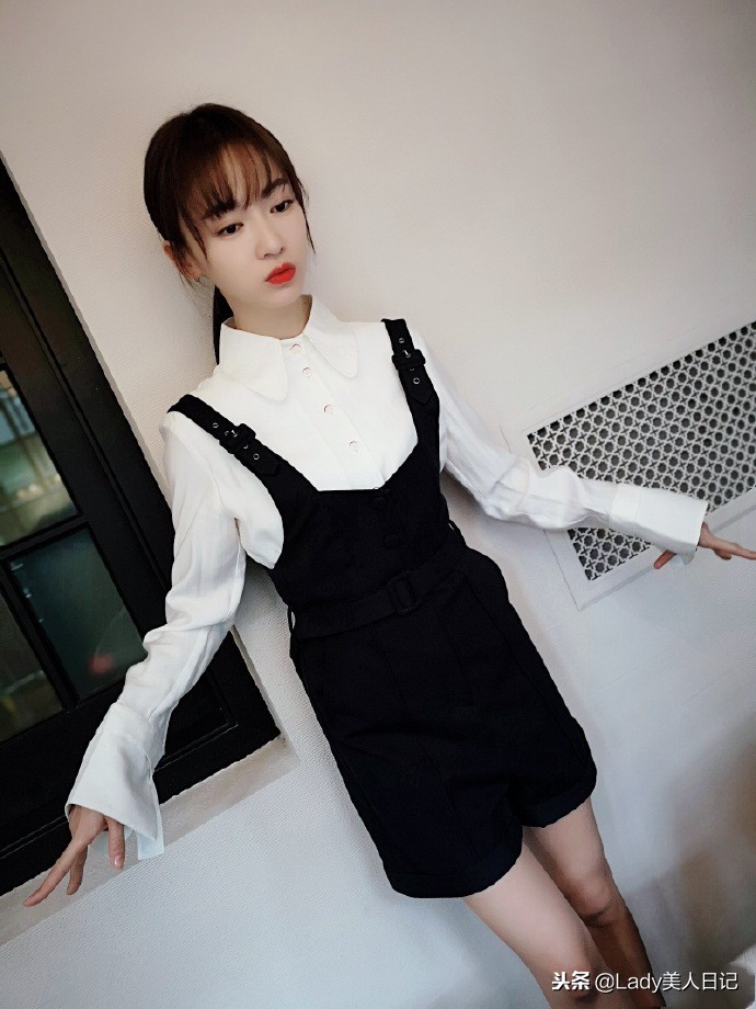 吴谨严的皮草夹克忒帅气了！全身黑显身材，但这蓝色针织帽好萌啊