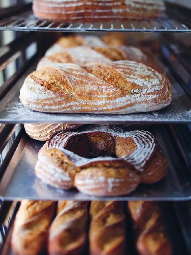 面包要怎样烤才能色泽均匀又暄软,烤面包的小技巧
