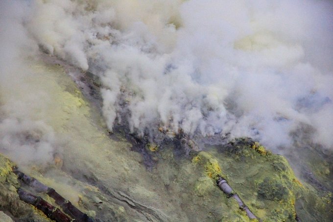 沐浴硫磺，追寻蓝火——印尼宜珍火山