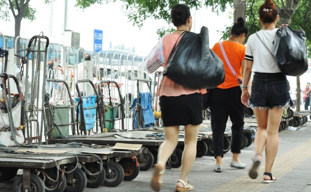 北京“大红门”将搬迁，低价甩货，前来淘宝的人络绎不绝