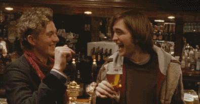 病毒放不倒英国人,酒可以