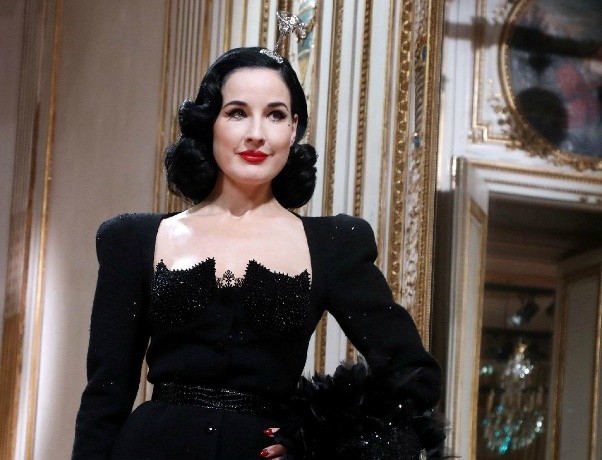 她19岁成为脱衣舞娘身家2亿,拒绝查尔斯邀约,女人都会被她迷住