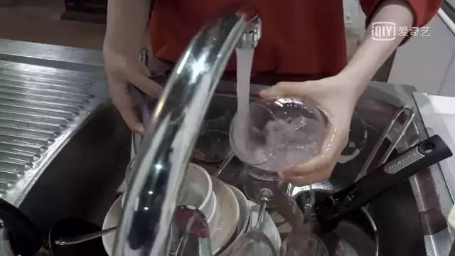 “人精”欧阳娜娜暗讽美合专睡男明星？扒完她的好友圈发现她极度