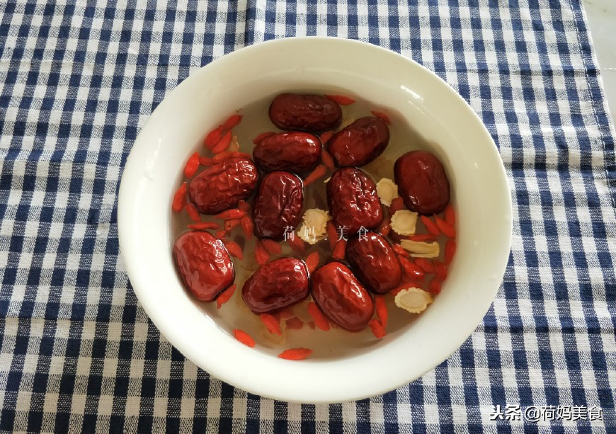 炖鸽子不要焯水是什么意思,炖鸽子需要改刀吗