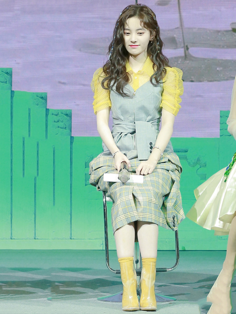 杨超越和鞠婧祎谁的衣品好,鞠婧祎和杨超越撞衫蓝色衣服