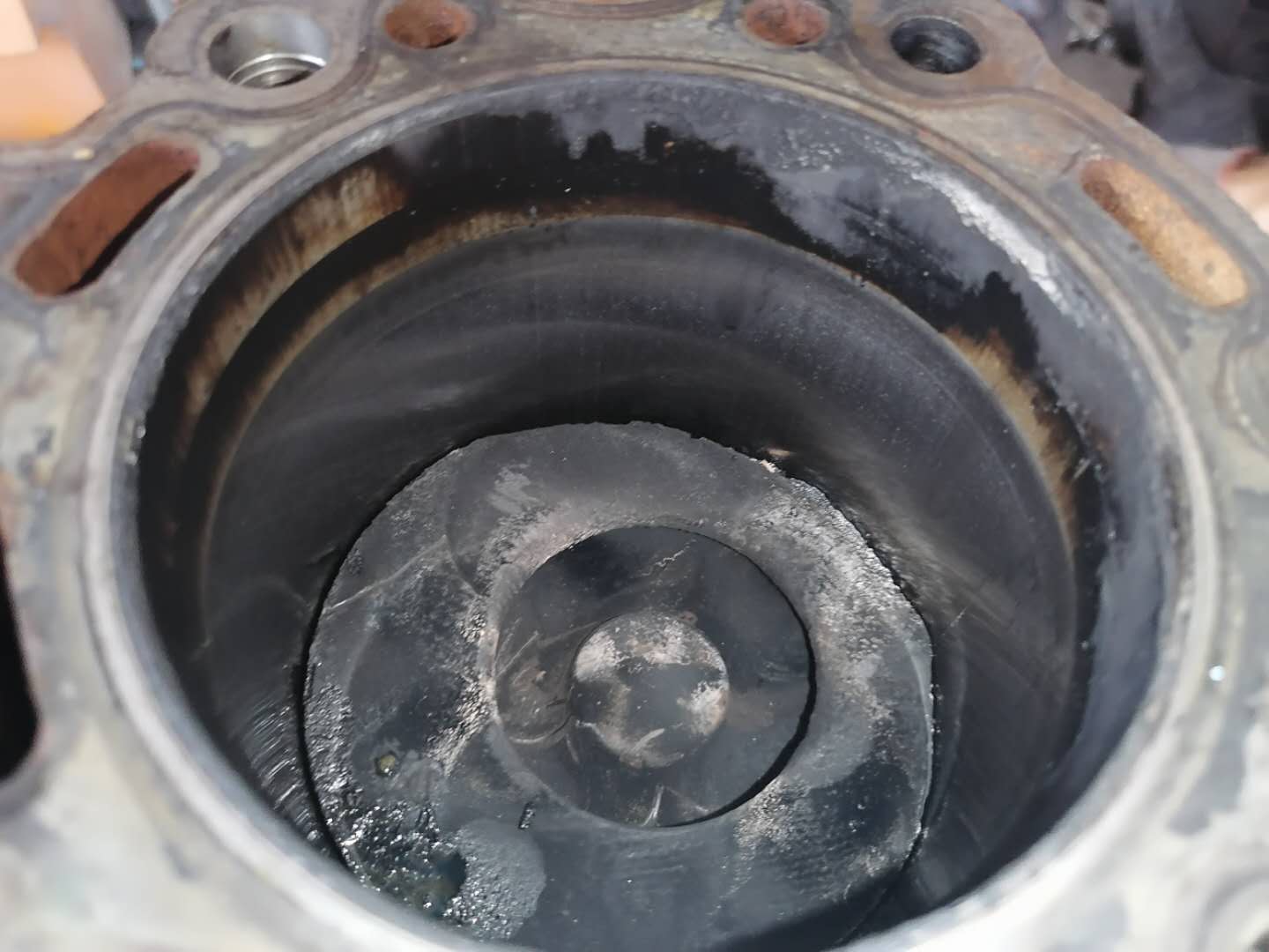 才跑4万公里货车烧机油怎么回事,发动机烧机油活塞发黑