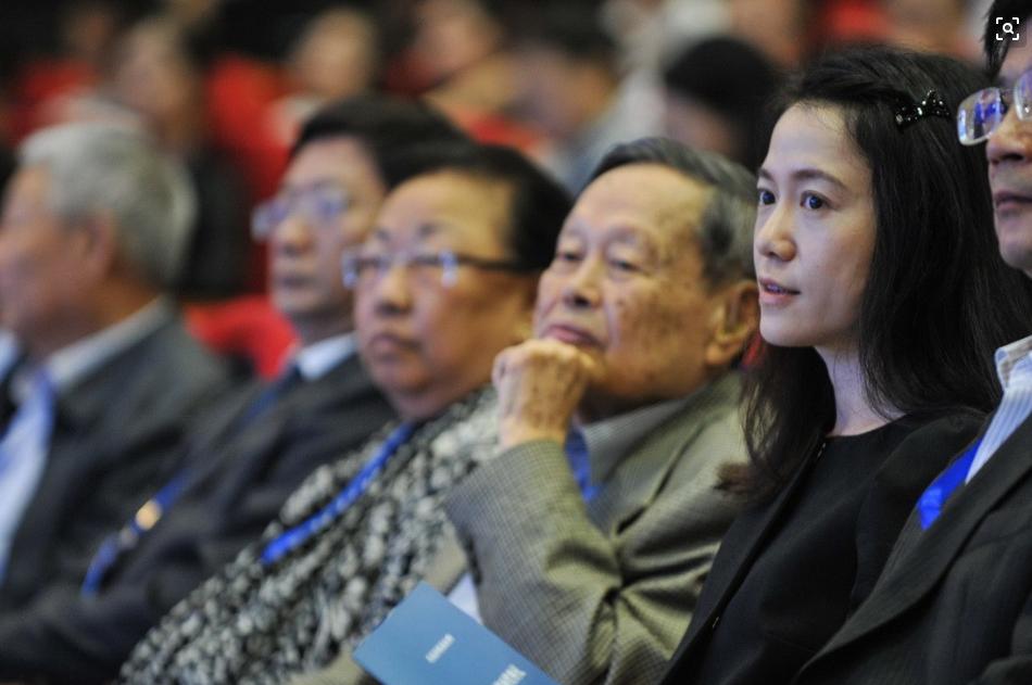 我走过喧闹的街,我走过人来人往的街头完整版