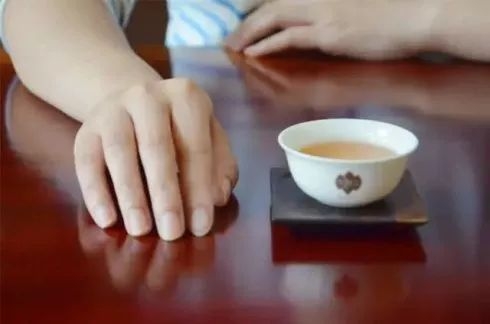 倒茶为什么要在桌子上敲两下呢,别人给你倒茶为什么要敲三下桌子