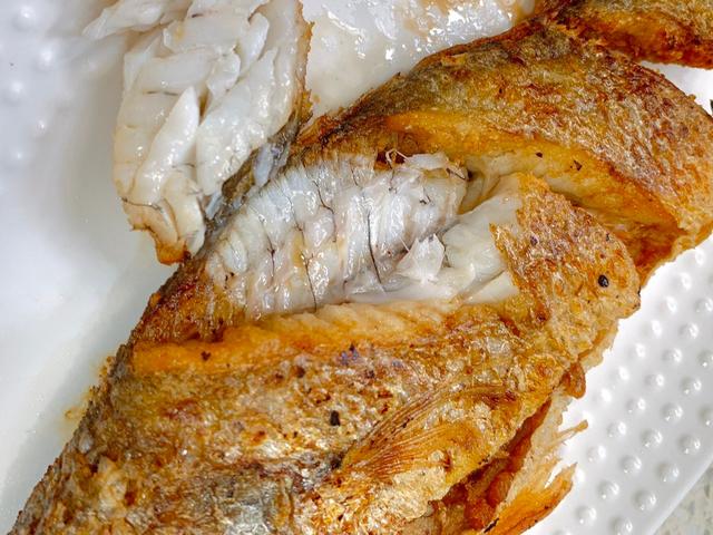 煎鱼诀窍怎么煎才会酥脆,煎鱼的时候怎样煎才不粘锅