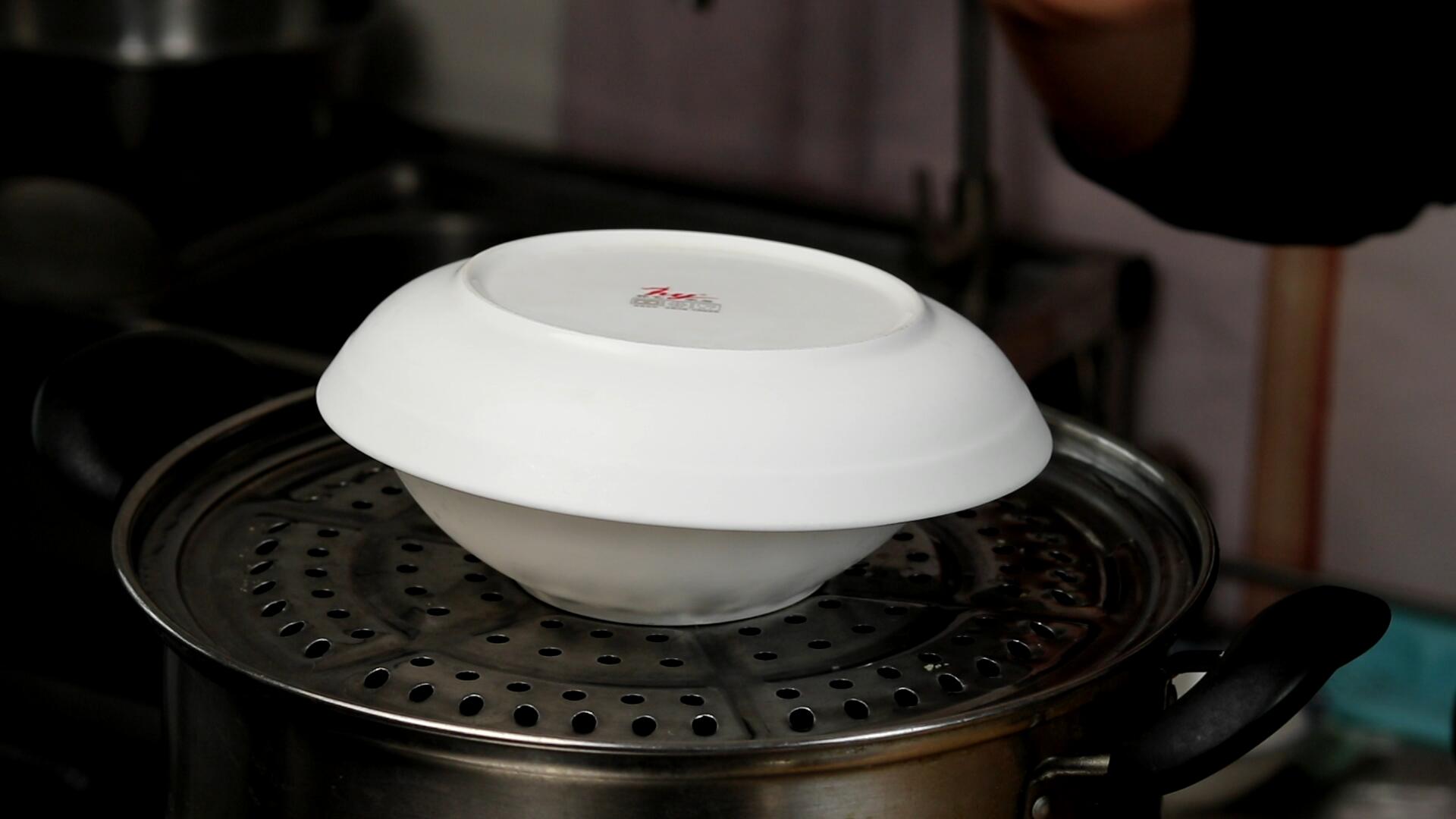 蒸鸡蛋羹不用去浮沫的做法,蒸鸡蛋羹水和蛋技巧