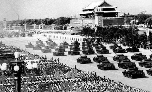 1949年开国大典，毛主席正装之下，穿着4个大窟窿的羊毛衫裤