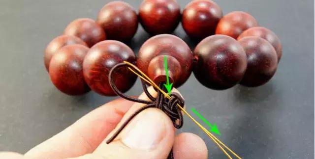 单绳隔珠打结视频教程,手串伸缩加珠绳打结法