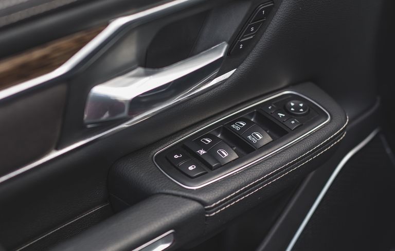 被锁在车门外了怎么办？教你三招不用钥匙打开你的车锁