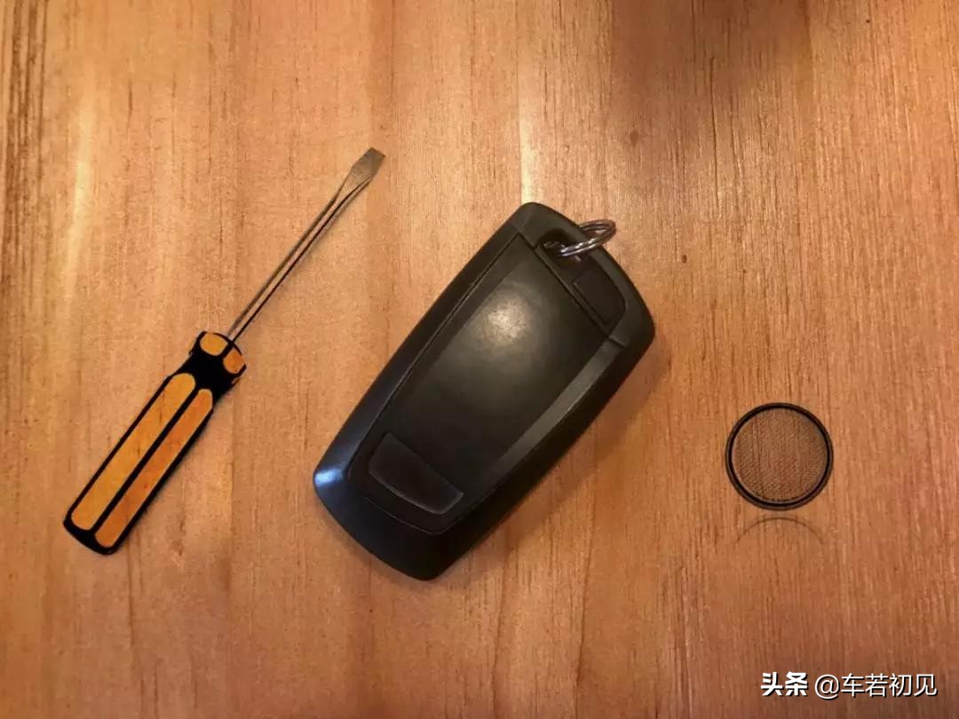 别花冤枉钱新车必备配件看这里,一秒钟教会你更换汽车钥匙电池