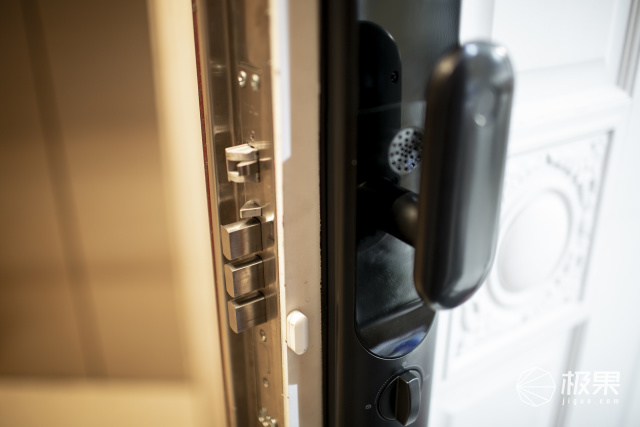 经常忘记自己锁门,智能门锁被锁定怎么解锁