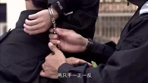 手铐打不开找警察帮忙,手铐打不开求助消防员