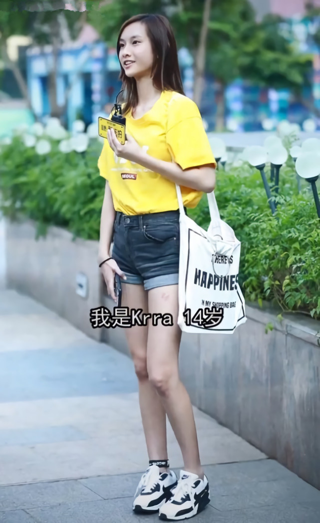 小姐姐上课太赶时间了？拿一只“护腕”当袜子，却意外潮到飞起