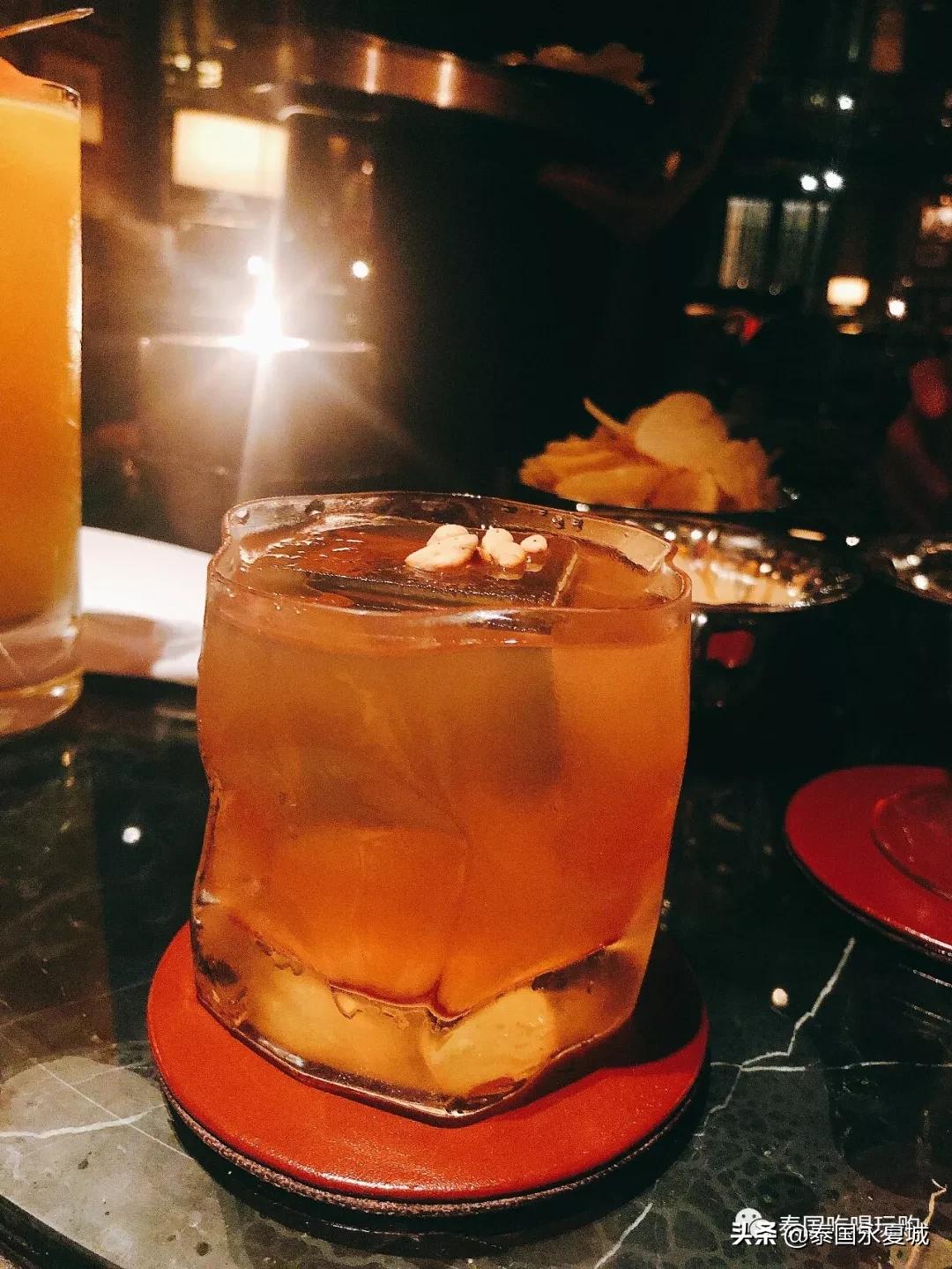 不愧是曼谷排名第一的酒吧!就连在门口排队等候都觉得幸福爆表