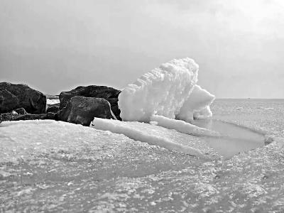 青海湖沉寂一冬现开湖奇观,青海湖解冻武开湖奇观