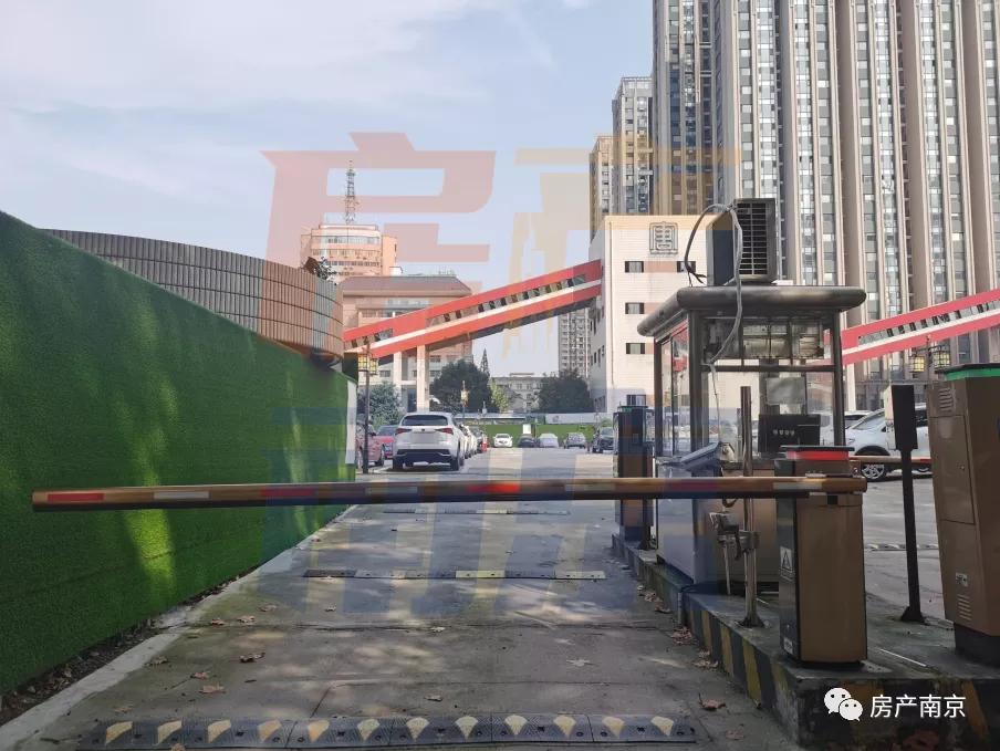 商务区无商务、300米地标成停车场！鼓楼滨江，我还要等你多久？