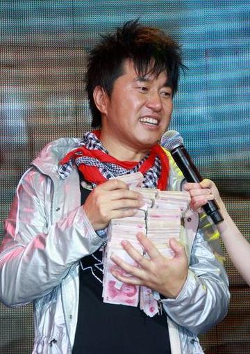 成名后抛弃两任妻子,成名后抛弃妻子迎娶白富美