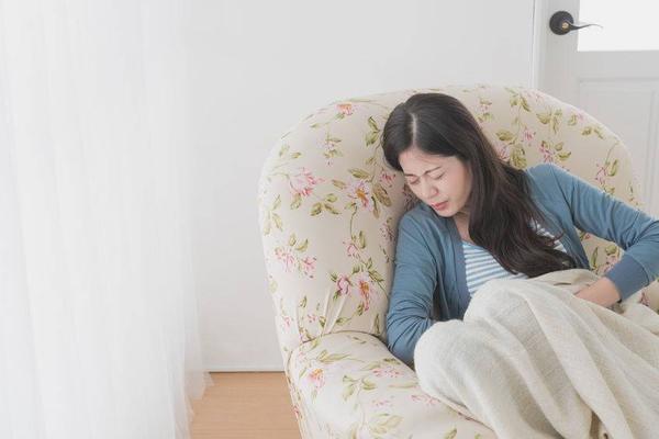 月经血颜色与动脉血的相同，若出现略微暗红色，也不必过于紧张