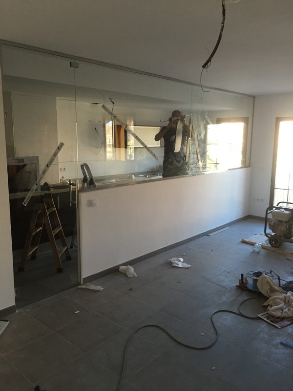 整个房子都是玻璃墙好吗,厨房半开放式玻璃墙好吗安全吗