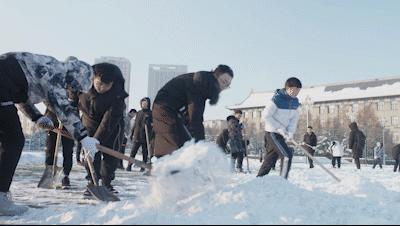 高校雪地双航母,哈尔滨一高校操场惊现双航母