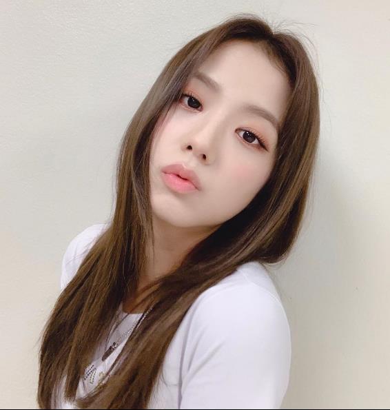 日常泫雅风发型,jennie超短裙造型走泫雅风