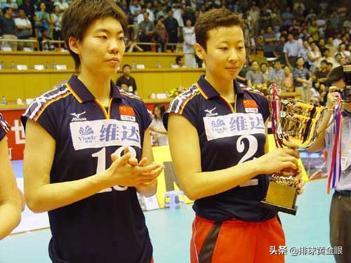 女排名将与8岁小男孩互动,女排名将全家福曝光