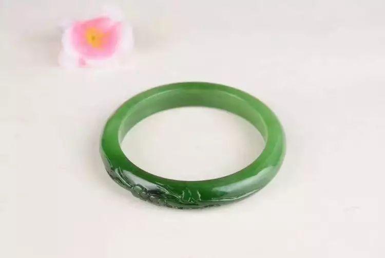 不小心打碎玉镯子24万什么连续剧,把戴了十几年的手镯打碎会不好吗