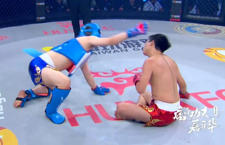 在石VS子龙，比赛让观众措手不及，坐在八角笼中间石头剪刀布