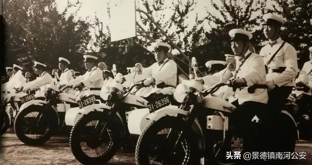 珍贵实拍70年代,一张图看警服的变迁