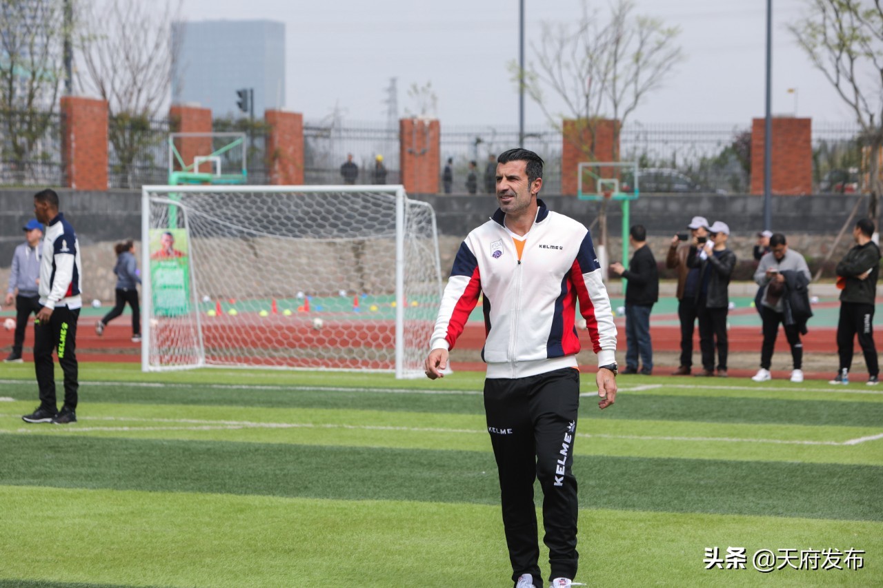 燃爆！巴乔、巴蒂、菲戈等世界足坛传奇齐聚天府新区，重现当年风采