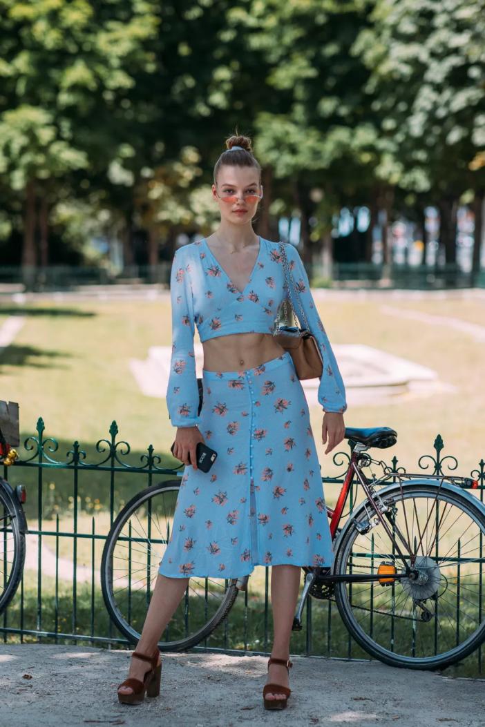 碎花裙这样穿又仙又美又洋气,春天必备的粉色系碎花裙来了