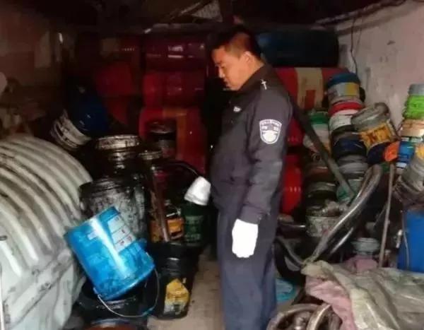 黑作坊提炼地沟油黑幕,废机油非法提炼